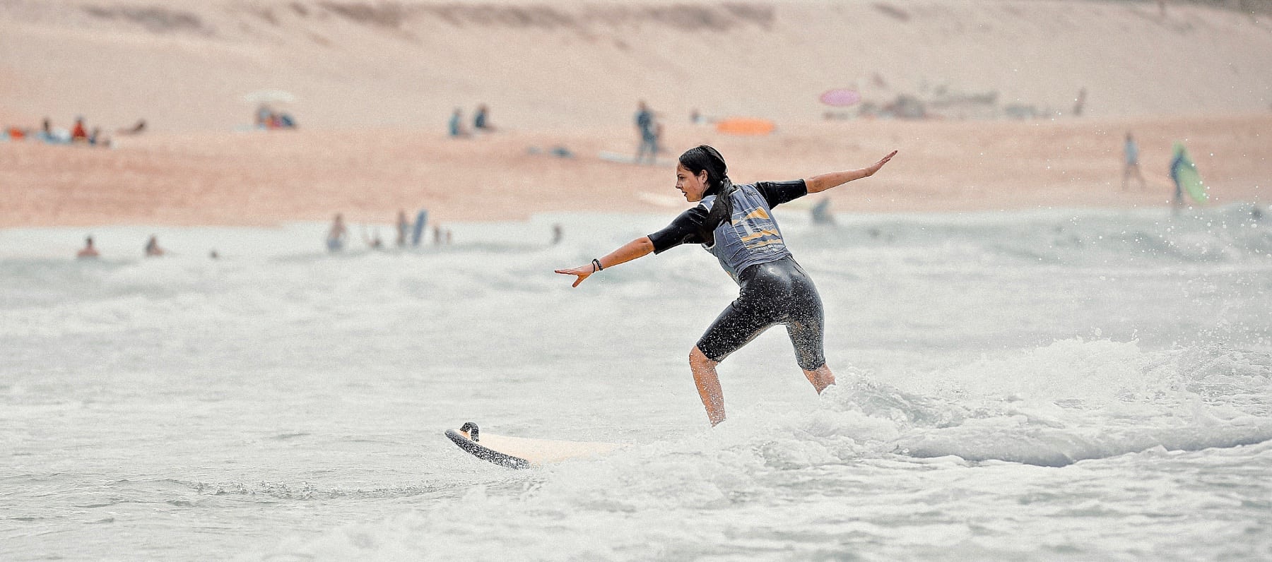 Une adolescente fait du surf debout sur sa planche à Capbreton.